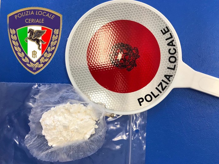 Ceriale, non si ferma all'alt della polizia locale e tenta la fuga in moto: in manette pusher 71enne