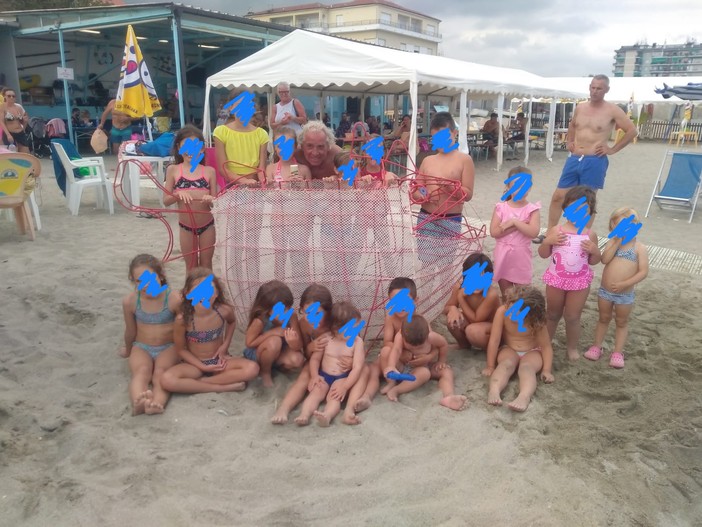 Savona, svuotato dai bambini il "pesce della plastica" Savona, svuotato dai bambini il "pesce della plastica"