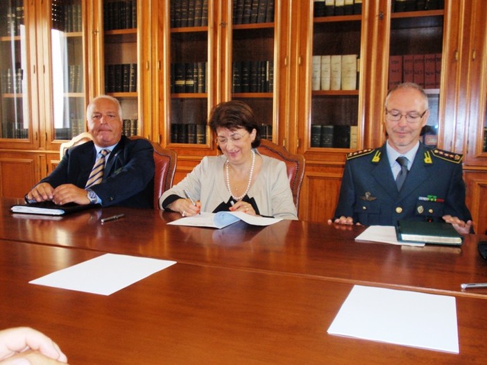 Savona, sottoscritto in Prefettura il protocollo sui sistemi di "video allarme-antirapina Savona, sottoscritto in Prefettura il protocollo sui sistemi di "video allarme-antirapina