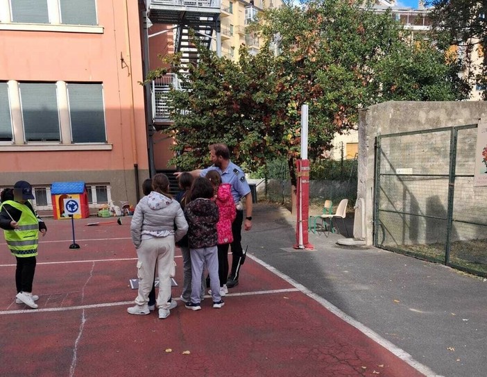 Savona, la polizia locale alle scuole Astengo per le giornate dedicate all'educazione stradale Savona, la polizia locale alle scuole Astengo per le giornate dedicate all'educazione stradale