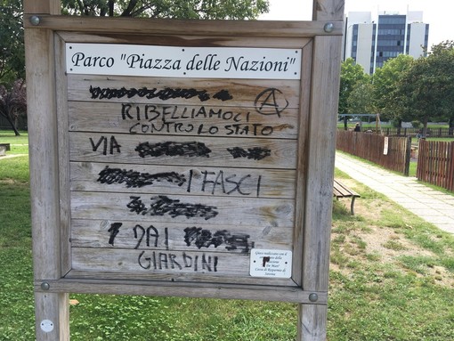 Savona, scritte antifasciste nel cartello di Piazza delle Nazioni