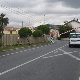 Passeggiano sui binari a Pietra Ligure e Loano, treni bloccati per il secondo giorno
