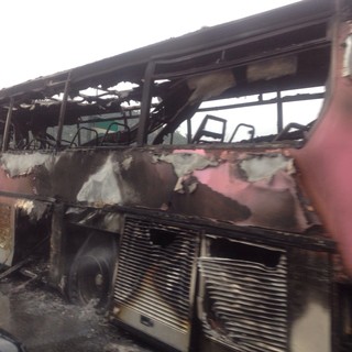Pullman distrutto dalle fiamme sulla A10, fortunatamente nessun ferito