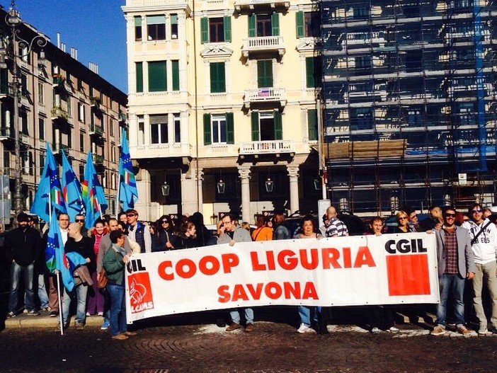 Savona, grande distribuzione e mancato rinnovo dei contratti: è presidio, ma i supermercati rimangono aperti