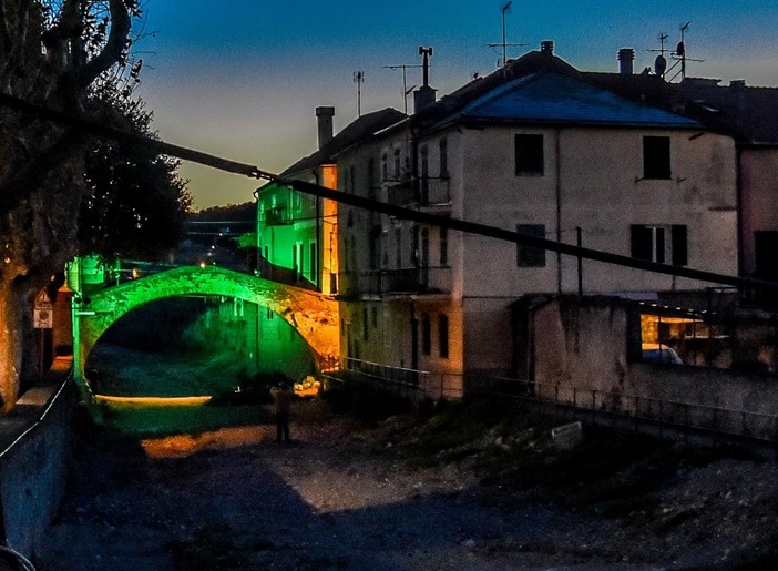 Si avvicina il Natale e Albisola risponde presente: illuminato il ponte medievale Si avvicina il Natale e Albisola risponde presente: illuminato il ponte medievale