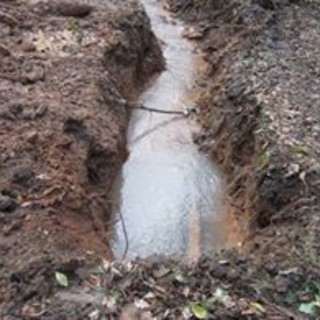 Ceriale : intervento dei tecnici comunali per riparare una perdita fognaria in via Nuova Peagna