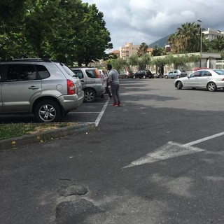 Albenga: parcheggiatore abusivo, Ciangherotti "Aiuti con i parcheggi in cambio della "mancia"