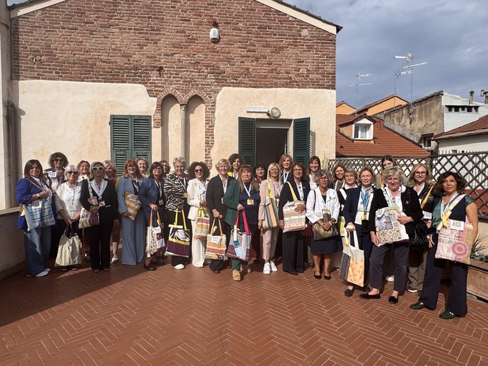 Le socie presentano le borse del progetto “Di donna in donna”