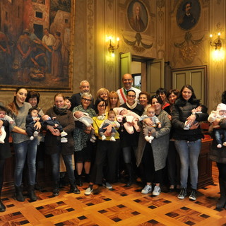 Finale Ligure: donata una pigotta ai bimbi nati nel 2016