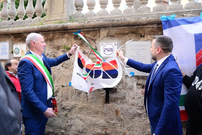 La piastrella delle PGS sul muretto di Alassio