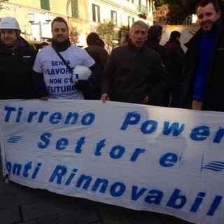 La rassegnazione fatta a corteo, i lavoratori Tirreno Power verso la prefettura in attesa di risposte