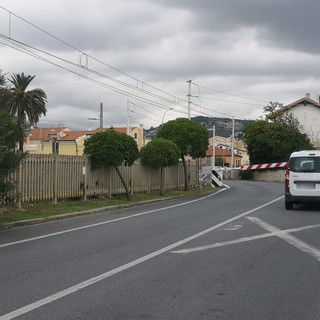 Passeggia sui binari e manda in tilt il traffico ferroviario: in manette un 31enne romeno
