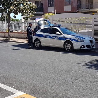 Albenga, donna investita da un'auto in via Patrioti: codice giallo al Santa Corona (FOTO)