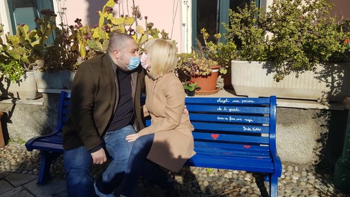 San Valentino ad Albisola si celebra sulla panchina dell'amore dipinta da due albisolesi