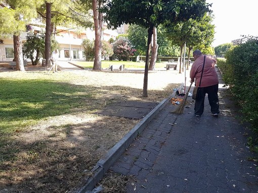Albenga, i "Cittadini Stanchi" ripuliscono piazza Berlinguer