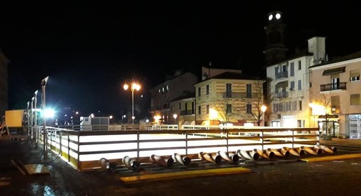 A Cairo Montenotte si pattina sul ghiaccio in piazza della Vittoria A Cairo Montenotte si pattina sul ghiaccio in piazza della Vittoria