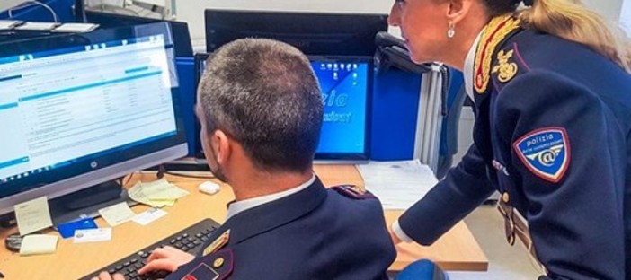 Dietro un'apparente normalità si nascondeva un'esperta hacker: sexy mamma arrestata dalla Polizia Postale Dietro un'apparente normalità si nascondeva un'esperta hacker: sexy mamma arrestata dalla Polizia Postale