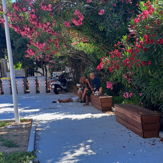 Passeggiata di via Nizza a Savona, un cittadino: "Panchine ostaggio di bivacchi e degrado. È questo il biglietto da visita della città?" Passeggiata di via Nizza a Savona, un cittadino: "Panchine ostaggio di bivacchi e degrado. È questo il biglietto da visita della città?"