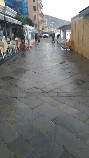 Mareggiata ad Alassio: monitoraggio continuo del litorale (FOTO)