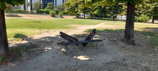 Panchine di via Nizza e piazza delle Nazioni prese di mira e distrutte dai vandali Panchine di via Nizza e piazza delle Nazioni prese di mira e distrutte dai vandali