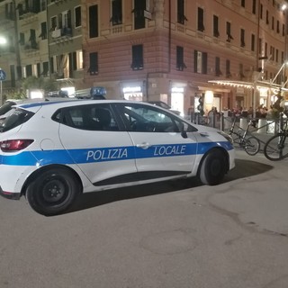 Finale. Ubriachi e sporchi di sangue in auto, chiedono aiuto e poi aggrediscono gli agenti