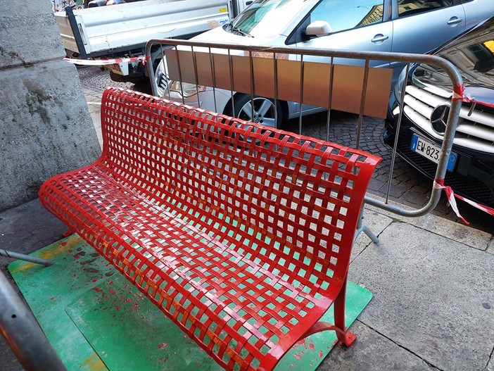 Savona, inaugurata in via Paleocapa una panchina rossa contro la violenza sulle donne