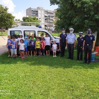 La Polizia Locale di Albenga al fianco dei bambini del campo estivo