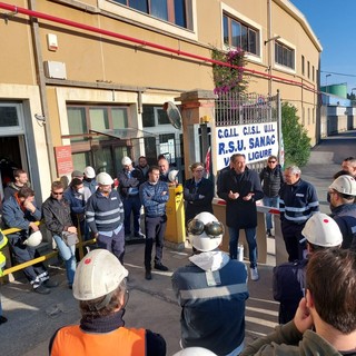 Crisi Sanac, sciopero davanti allo stabilimento di Vado: "Da strategici a invisibili, la politica batta un colpo" (FOTO e VIDEO)