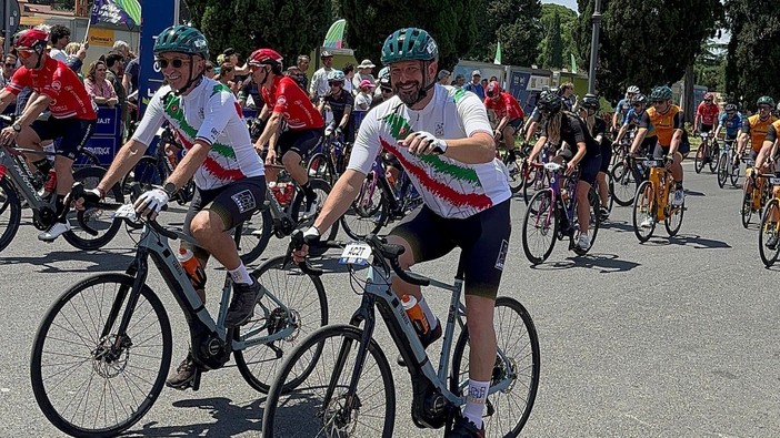 Il Giro-E arriva a Roma, l'emozione di Paolo Rossi al traguardo: "Un riconoscimento al grande lavoro fatto ad Andora" Il Giro-E arriva a Roma, l'emozione di Paolo Rossi al traguardo: "Un riconoscimento al grande lavoro fatto ad Andora"