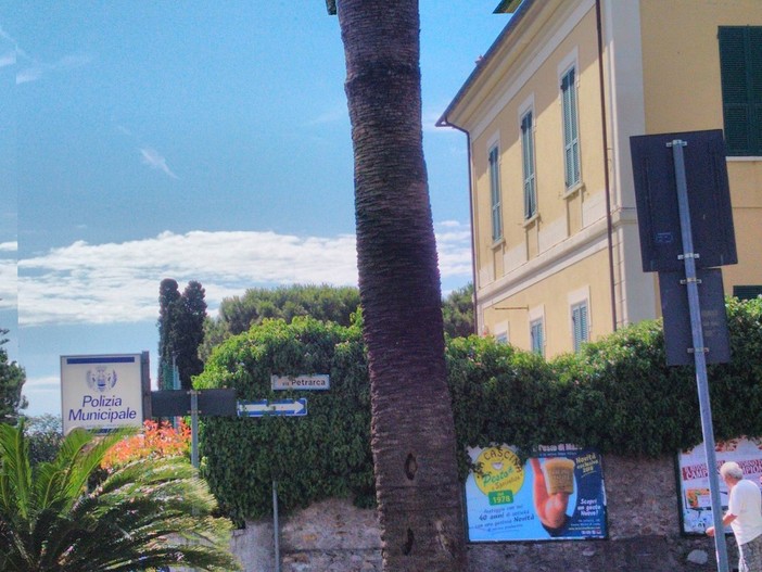 Loano, usavano un “gioco psicologico” per ottenere denaro dai passanti Loano, usavano un “gioco psicologico” per ottenere denaro dai passanti