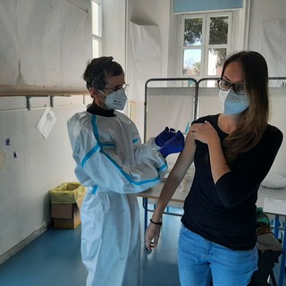 Savona, via ai vaccini dei medici di famiglia agli under 69 nell'ex asilo di via Brilla (FOTO e VIDEO)