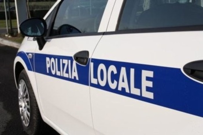 Albenga, negoziante vende alcol a minorenni: sanzionato dalla polizia locale Albenga, negoziante vende alcol a minorenni: sanzionato dalla polizia locale