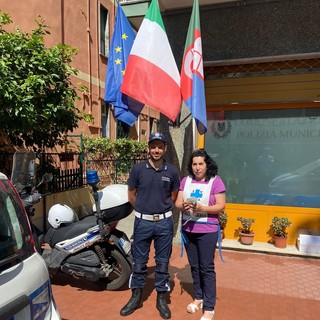 Laigueglia, piccolo di gabbiano soccorso dagli agenti della polizia municipale (FOTO)