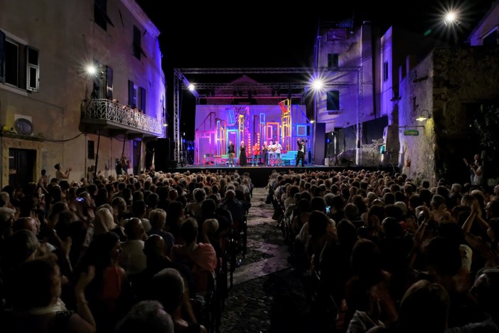 Dieci prime nazionali per una ventina di serate: il Festival Teatrale di Borgio Verezzi pronto a tornare nella 56esima edizione (FOTO e VIDEO) Dieci prime nazionali per una ventina di serate: il Festival Teatrale di Borgio Verezzi pronto a tornare nella 56esima edizione (FOTO e VIDEO)