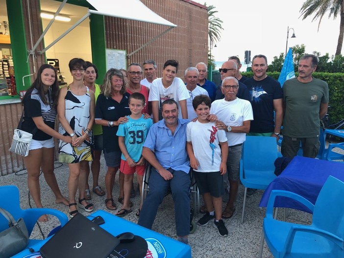 Ingegnere disabile impara a nuotare in sei mesi e circumnaviga l'isola Gallinara, l'impresa eccezionale di Alessandro Calvi Ingegnere disabile impara a nuotare in sei mesi e circumnaviga l'isola Gallinara, l'impresa eccezionale di Alessandro Calvi