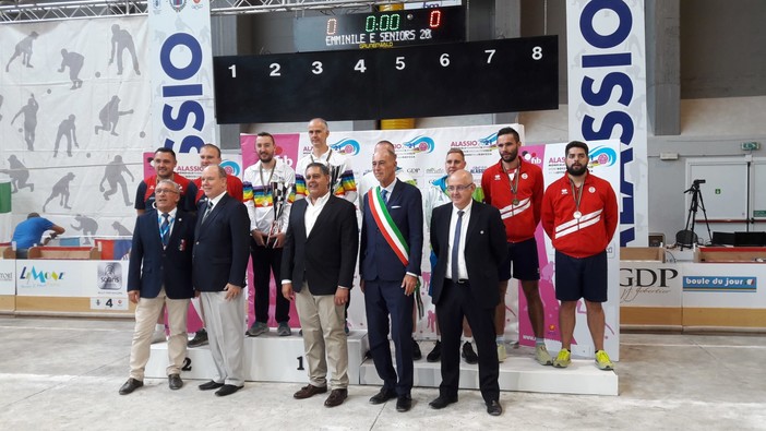 Il presidente Toti e il principe Alberto di Monaco al mondiale di bocce di Alassio: scambio di doni e premiazioni