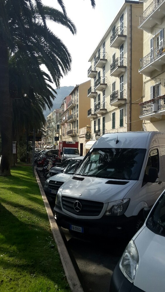 Al via la rivoluzione parcheggi a Finale: prima ora gratuita sul lungomare per i residenti, poi 1,80 euro per tutti