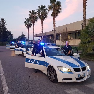 Albenga, la polizia locale presidia il territorio: 4 persone denunciate e due patenti ritirate