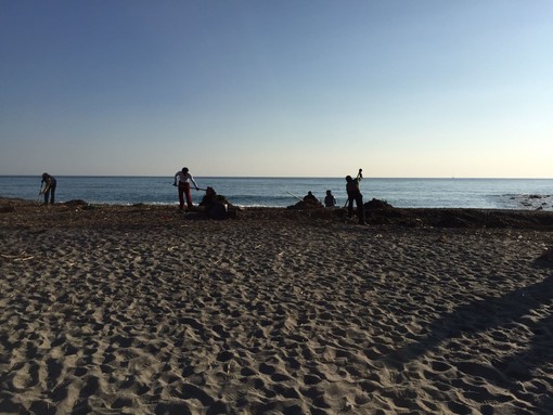 A Pietra Ligure i profughi ripuliscono le spiagge A Pietra Ligure i profughi ripuliscono le spiagge