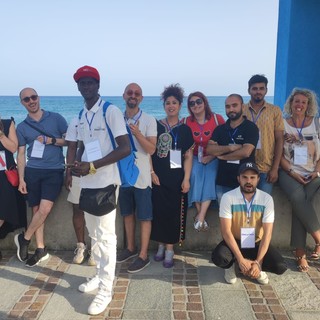 Albisola, trova una borsa e la consegna alla polizia locale: il bel gesto di Moloud, profugo fuggito dalle persecuzioni