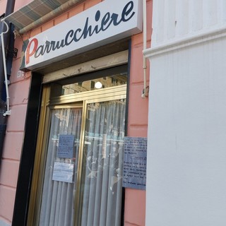 Savona, dopo 58 anni va in pensione il parrucchiere Dino: "Ringrazio la clientela che per anni ha affidato la propria testa alle mie cure"