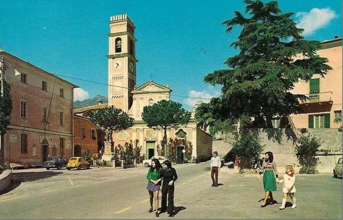 La piazza all'inizio degli anni 70 La piazza all'inizio degli anni 70
