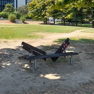 Panchine di via Nizza e piazza delle Nazioni prese di mira e distrutte dai vandali Panchine di via Nizza e piazza delle Nazioni prese di mira e distrutte dai vandali