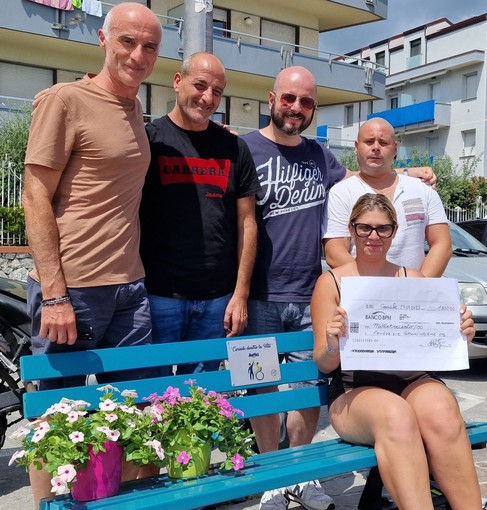 Ceriale, inaugurate 4 panchine sul lungomare: raccolti 1300 euro per l'associazione "Gaslininsieme" Ceriale, inaugurate 4 panchine sul lungomare: raccolti 1300 euro per l'associazione "Gaslininsieme"