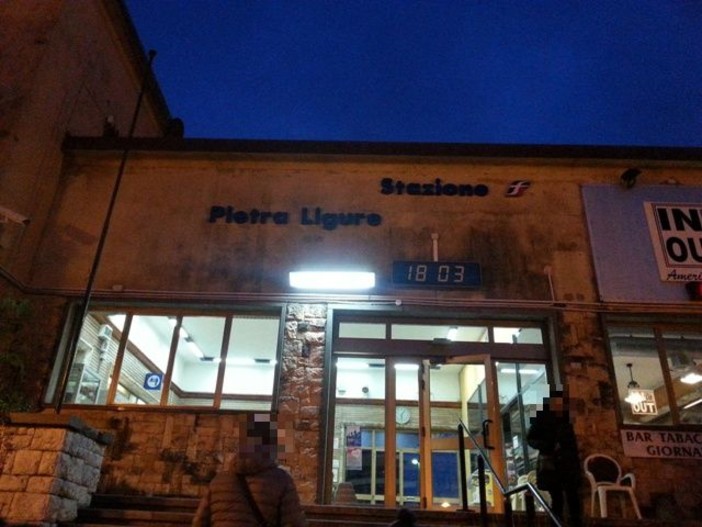 Tenta di rapinare una donna alla stazione di Pietra Ligure, aggredendo lei e i militari intervenuti: 25enne arrestato Tenta di rapinare una donna alla stazione di Pietra Ligure, aggredendo lei e i militari intervenuti: 25enne arrestato