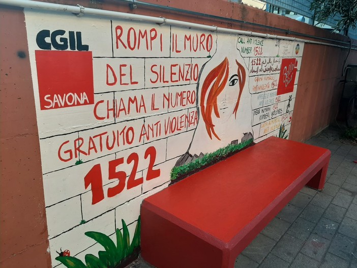 "Rompi il muro del silenzio e chiama il 1522": inaugurato un murales e una panchina rossa dalla Cgil Savona "Rompi il muro del silenzio e chiama il 1522": inaugurato un murales e una panchina rossa dalla Cgil Savona