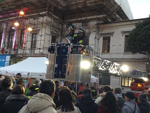 Savona, Pompieropoli conquista Piazza Sisto IV, i bambini vigili del fuoco per un giorno