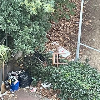 Savona, degrado in piazza Maestri dell'Artigianato. Consigliere Santi: "Venga ristabilito il decoro e l'igiene"