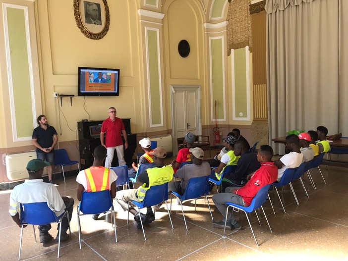 Profughi a Carcare: "Con i nostri 25 siamo al completo, temiamo gli accordi privati tra cooperative e prefettura" Profughi a Carcare: "Con i nostri 25 siamo al completo, temiamo gli accordi privati tra cooperative e prefettura"