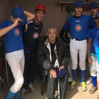 In copertina: il professor Battaglieri (al centro) col figlio Luca (alla sua sinistra) e i ragazzi del baseball, sua grande passione